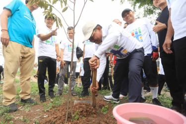 Wali Kota Tangerang, Sachrudin, menanam bibit pohon pertama sebagai simbol dimulainya gerakan penghijauan serentak di 13 kecamatan, Minggu (30/11).