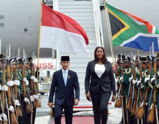 Wapres Gibran setibanya di Johannesburg disambut Pejabat Afrika Selatan. Foto : Ist