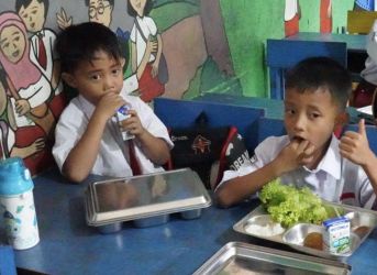 Para siswa SDN 1 Kalanganyar, Kecamatan Labuan, Kabupaten Pandeglang, sedang menikmati program Makan Bergizi Gratis (MBG), beberapa waktu lalu.