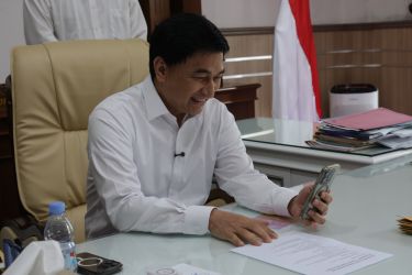 Wagub Banten Dimyati Natakusunah saat vedio call dengan Gubernur Sumut Bobby Nasution. Foto : Humas Pemprop