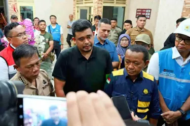 Menteri ESDM Bahlil Lahadalia saat konferensi pers di Sumut terkait pembeliian BBM tanpa barcode di daerah banjir. Foto : Ist