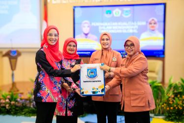 BKOW Provinsi Banten bersama BKOW Kota Tangerang Selatan mendorong peningkatan kualitas SDM perempuan agar siap menghadapi tantangan global, dalam kegiatan di Puspemkot Tangsel, Selasa (16/12). (tangselpos.id/irm)
