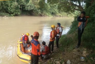 Pihak Pusdalops BPBD Kabupaten Lebak sedang bersiap-siap melakukan pencarian terhadap bocah yang hanyut di sungai Ciujung Kabupaten Lebak, Selasa (9/12).