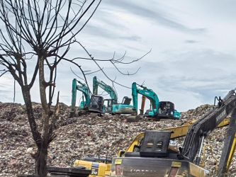 Sejumlah alat berat beroperasi di TPA Cipeucang. (Ist)