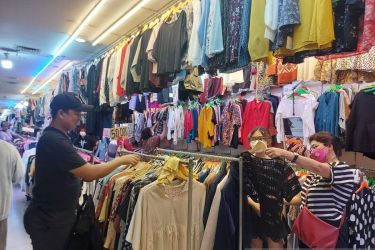 Pusat penjualan baju bekas di Pasar Senin. Foto : Ist