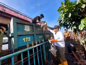 Wakil Wali Kota Tangsel, Pilar Saga Ichsan saat bersih-bersih Pasar Ciputat