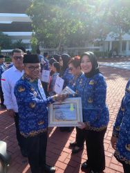 Sekretaris Bapenda Kota Tangsel, Rahayu Sayekti saat menerima penghargaan dari Gubernur Banten, Andra Soni, Senin (1/12)