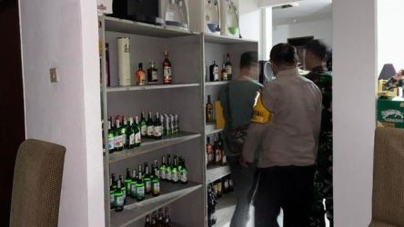 Penggrebekan toko Miras di daerah Ciputat. Foto : Ist