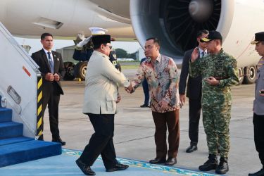 Presiden Prabowo tiba dari kunjungannya ke Inggris dan Swiss disambut Mensesneg, Panglina TNI , Kapolri dan Kepala BIN. Foto : Ist