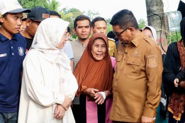 Gubernur Andra Soni saat berkunjung ke korban bencana di Desa Palasari, Kecamatan Legok, Kabupaten Tangerang. Foto : Humas Pemprov