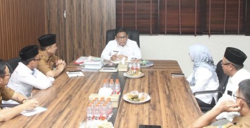 Wabup Kabupaten Lebak Amir Hamzah, sedang melakukan rapat koordinasi dengan Kepala dan jajaran Kemenhaj Lebak, di Ruang Kerja Wabup Lebak, Senin (12/1).