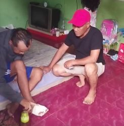 Anggota DPRD Kota Tangsel Amar menjenguk warga yang sedang sakit di Kelurahan Pondok Ranji, Kecamatan Ciputat Timur.