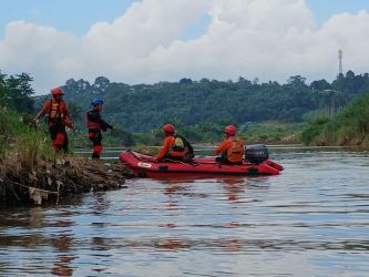 Tim SAR Gabungan sedang mencari pekerja yang tenggelam di Sungai Cisadane. Foto : Ist