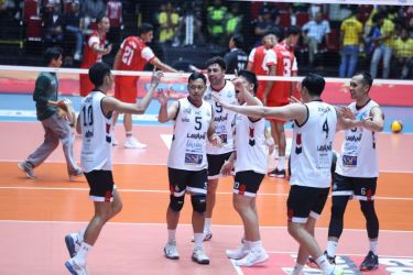 Selebrasi tim Lavani usai mencukur Falcon 3-0. Foto : Ist