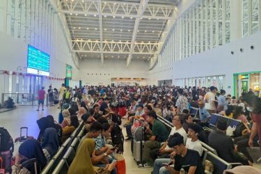 Antrian penumpang Whoosh di Stasiun Halim. Foto : Ist