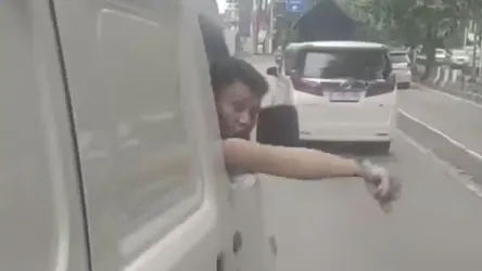 Driver Mobil Boks yang mengacungkan pisau. Foto : Ist