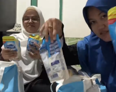 Unggahan TikTok @shella_kevin saat Unboxing bingkisan Lebaran dari Istana. Foto : Bakom RI
