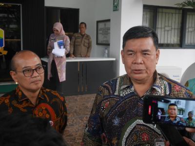 Direktur Utama Bank Banten, Muhammad Busthami (kanan) didampingi Direktur Bisnis, Slamet Riyadi, saat diwawancara wartawan di Puspemkot Serang, Kamis (26/3/20226).(Ari Supriadi-tangselpos.id)