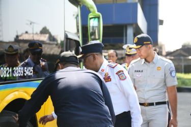 Sejumlah bus yang beroperasi di Terminal Pondok Cabe menjalani pemeriksaan kelayakan kendaraan atau ramp check. (tangselpos.id/rmn)
