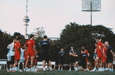 Pelatih Herdman saat memberikan instruksi kepada skuad PSSI. Foto : Ist