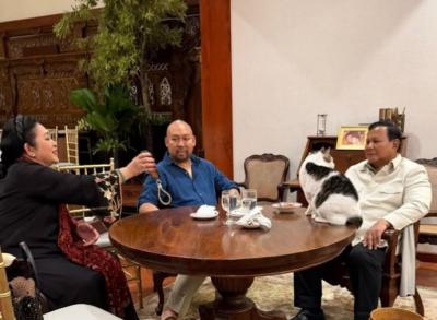 Presiden Prabowo bersama Titiek Soehato dan sang Putra Ragowo Hediprasetyo. Foto : IG