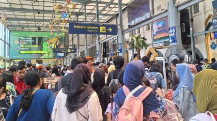 Ilustrasi penumpang di Stasiun Senin. Foto : Ist
