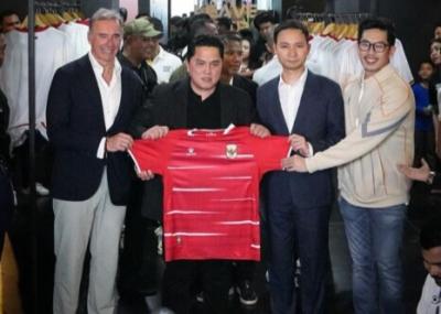 Ketum PSSI Erick Thohir dan Jersey baru Timnas. Foto : Ist