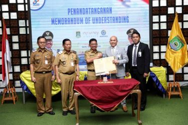 Foto bersama usai penandatanganan Memorandum of Understanding (MoU) oleh Wali Kota Sachrudin bersama PT Angkasa Pura Indonesia dan PT Jasa Marga di Ruang Patio Pusat Pemerintah Kota (Puspemkot) Tangerang, Senin (2/3). Ini sebagai langkah strategis memperkuat konektivitas dan mendukung pengembangan kawasan berkarakter aerotropolis di Kota Tangerang.