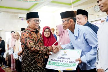 Gubernur Andra Soni Masjid Jami Ar-Rohman, Kecamatan Serpong, Kota Tangerang Selatan. Foto : Humas Pemprov