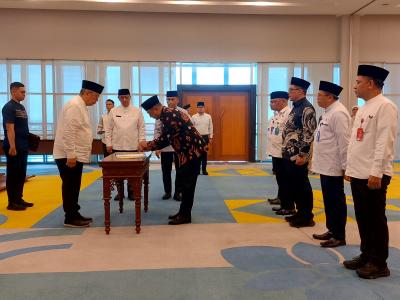 Wali Kota Tangsel, Benyamin Davnie saat melantik 5 kepala dinas dan satu Staf Ahli di Puspemkot Tangsel, Jumat (17/4).