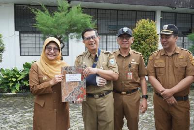 upati Dewi Setiani, saat menyerahkan penghargaan kepada Kepala Bapenda, Ramadani, halaman Setda Pandeglang, Senin (6/4/2026).(Istimewa)