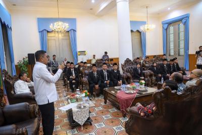 Gubernur Andra Soni saat melepas 21 petani milenial asal Banten yang akan mengikuti program magang di Jepang. Foto : Humas Pemprov