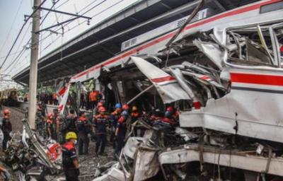 Tabrakan kereta api di Stasiun Bekasi Timur. Foto : Ist