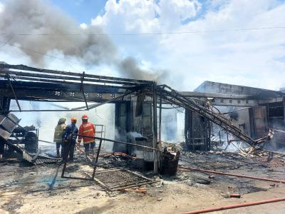 Kebakaran hebat melanda sebuah bengkel kendaraan di kawasan Pamulang 2, Rabu (1/4) siang. (tangselpos.id/rmn)