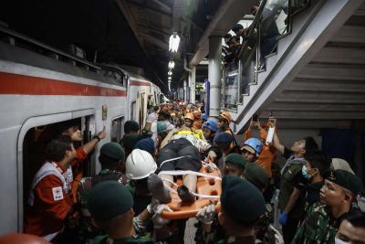 Petugas gabungan sedang mengevakuasi korban kecelakaan kereta di Stasiun Bekasi Timur. Foto : Ist