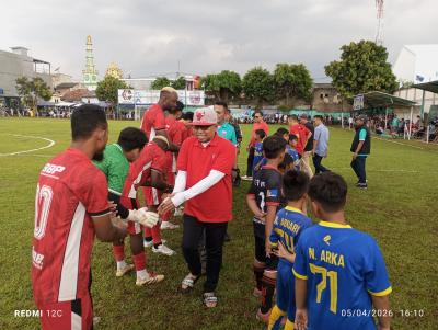 Wakil Ketua DPRD Tangsel, Wanto Sugito bersalaman kepada para pemain.(tangselpos.id)