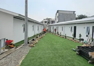 Seskab Teddy meninjau rumah baru di kawasan bantaran Stasiun Pasar Senen, Sabtu (25/4/2026). Foto : Ist