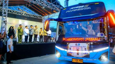 Ratusan jamaah haji asal Tangsel kloter pertama dilepas di Islamic Center, Serpong, Rabu (22/4).