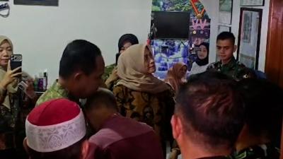 Panglima TNI Jenderal Agus Subiyanto saat takziah di salah satu rumah prajurit yang gugur di Lebanon. Foto : Bakom Ri