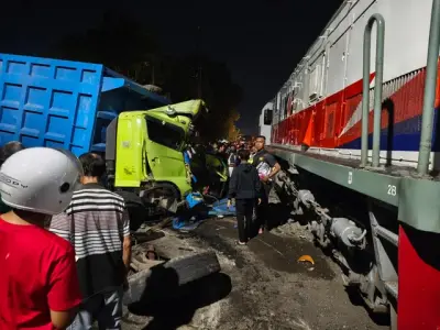 Truk tertabrak kereta api di Blitar. Foto : Ist