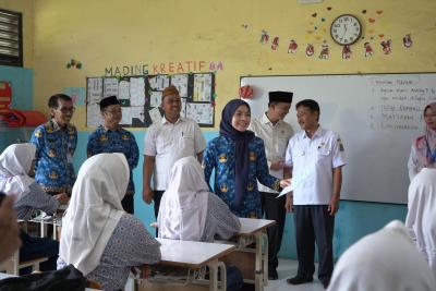 Bupati Serang Ratu Rachmatuzakiyah menyapa siswa, beberapa waktu lalu. Sebagai bentuk komitmennya, dalam satu tahun ini Pemerintah Kabupaten Serang telah memberikan beasiswa kepada 3.118 siswa dan 253 guru.