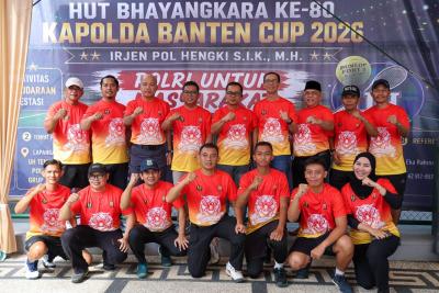 Gubernur Andra Soni (no 4 dari kiri berdiri) pada Kejuaraan Tenis Kapolda Banten Cup 2026 di UH Tennis Center, Kota Serang, Jumat (22/5/2026). Foto : Humas Pemprov
