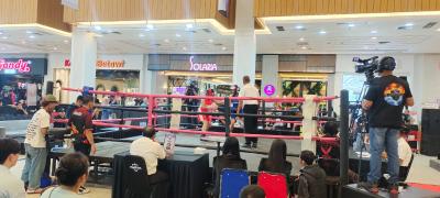 Dentuman pukulan dan sorak sorai penonton mengguncang area Mall Teras Kota, Serpong, Minggu (17/5).