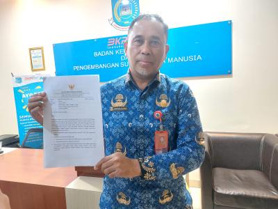 Kepala BKPSDM Kota Tangsel, Wahyudi Leksono menunjukkan surat BKN perihal Rekomendasi Hasil Evaluasi Kinerja Pejabat Pimpinan Tinggi Pratama di Kota Tangsel.