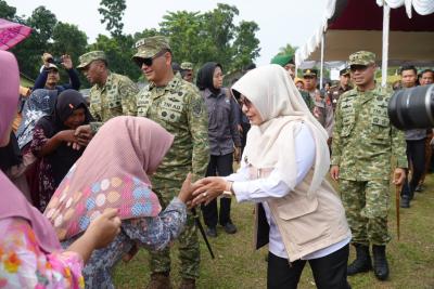 Bupati Pandeglang, Raden Dewi Setiani saat menghadiri Program Karya Bakti TNI Kodim 0601 Pandeglang dilaksanakan di Desa Cibadak Kecamatan Cimanggu, Selasa (12/5/2026).(Istimewa)