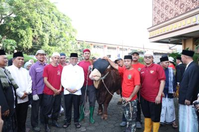 Gubernur Andra Soni menyerahkan hewan  kurban Presiden Prabowodi Masjid Al Mubarok Kreo, Kecamatan Larangan, Kota Tangerang, Rabu (27/5/2026). Foto : Humas  Pemprov