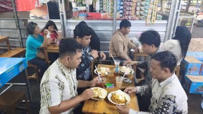 Pelanggang warung Pak Yanto sedang menikmati Ketoprak Indomie. Foto : Emir MG