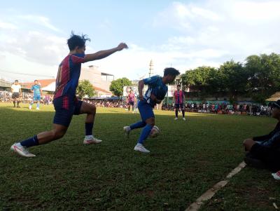 King Polo (kanan) dikawal ketat pemain Hoky FC pada laga Kamis (28/05/2026).(tangselpos.id).