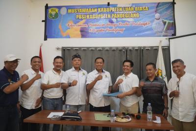 Penyerahan SK kepengurusan Persatuan Bulutangkis Seluruh Indonesia (PBSI) Kabupaten Pandeglang periode 2026-2030, di Dapoer Ibu Cafe and Resto, Sabtu (9/5/2026).(Istimewa)