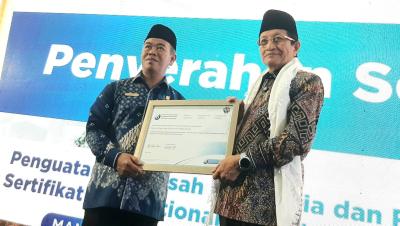 Menteri Agama  Nasaruddin Umar saat menyerahkan plakat IB World School kepada MAN IC Serpong. Foto : Irawan